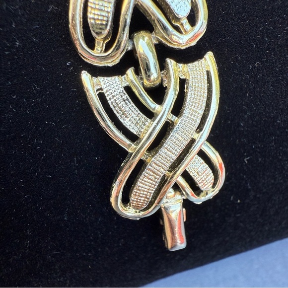 Mid-Century X Link Gold Tone Vintage Braided Bracelet 7in - Picture 12 of 14